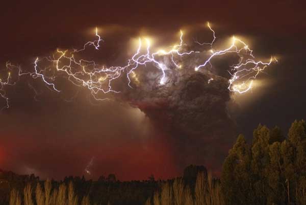 Chilean volcano sparks lightning