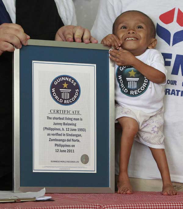 Guinness names Filipino as world's shortest man