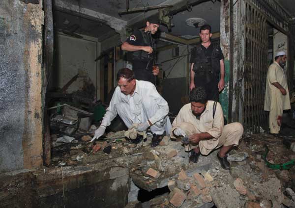 Blasts kills 34 in Pakistan, as CIA chief visits