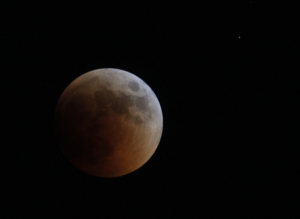 Total lunar eclipse turns the moon red