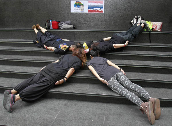 'Planking Thailand' urges people to vote