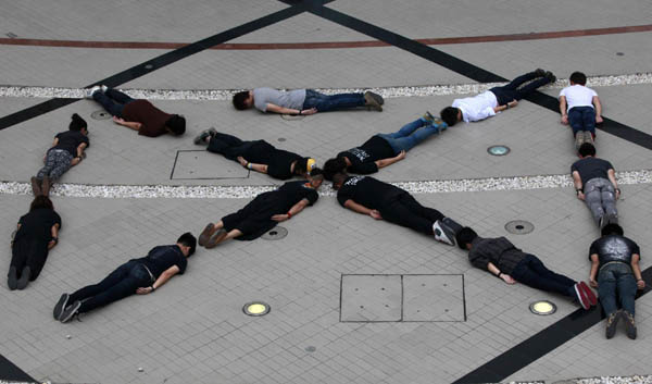 'Planking Thailand' urges people to vote
