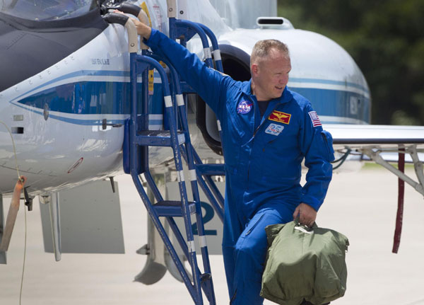 Last 4 shuttle astronauts arrive for countdown