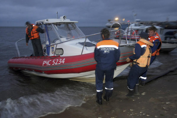 102 missing after boat sinks in Russia