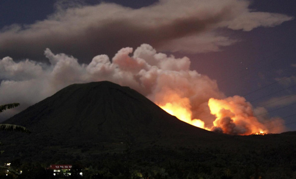 Central Indonesian volcano erupts