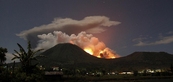 Central Indonesian volcano erupts