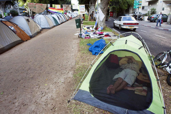 Israelis pitch tents to protest house prices