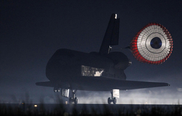 Atlantis lands at Kennedy Space Center