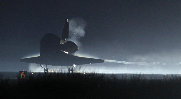 Atlantis lands at Kennedy Space Center