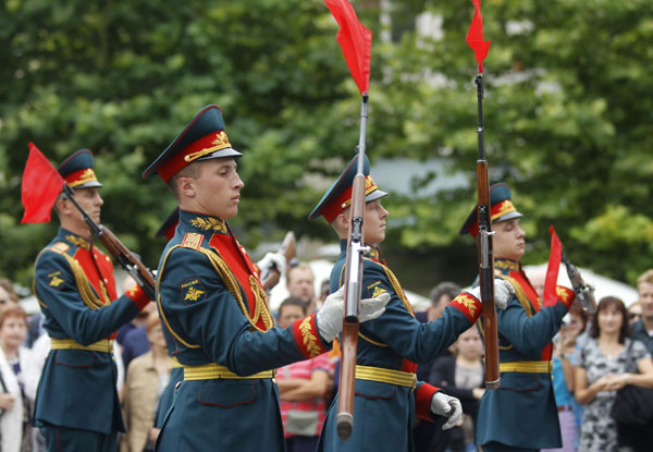 Russia's honour guard welcomes tourists