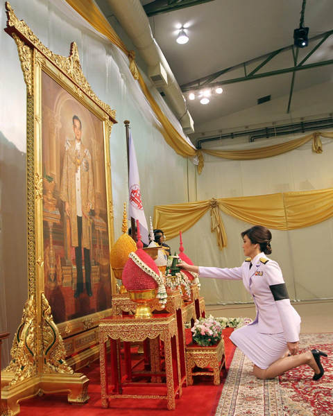 Yingluck receives royal endorsement as Thai PM