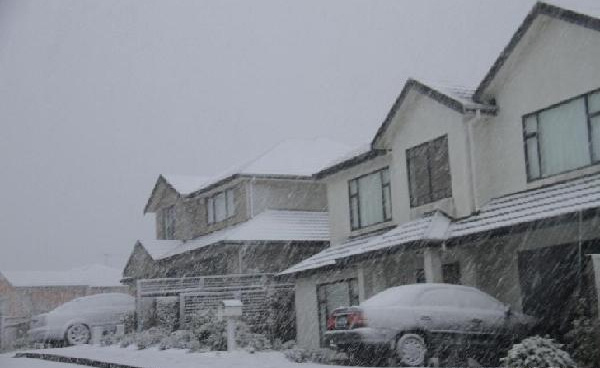 Polar blast brings rare snow to New Zealand