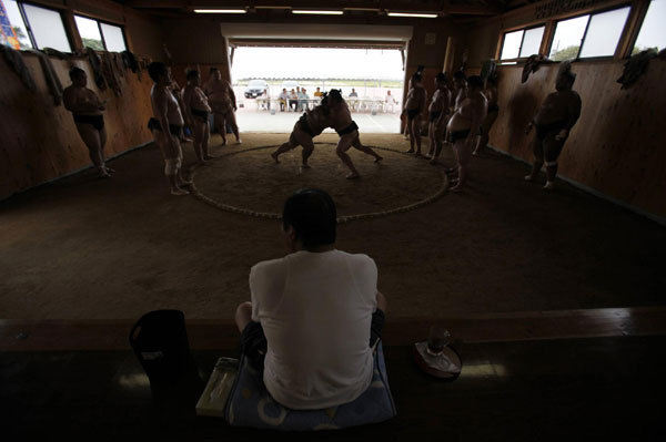 Sumo wrestlers back to tsunami-hit district in Japan