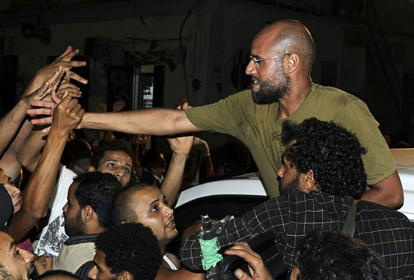 Gadhafi compound stormed as fight continues