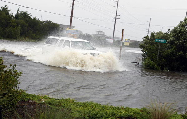 Irene rakes up US East Coast, shuts down New York