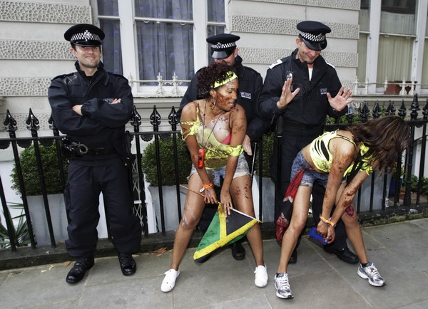 London embraces carnival 3 weeks after riots