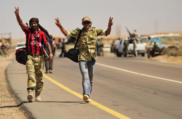 Rbels converge on Gadhafi's hometown