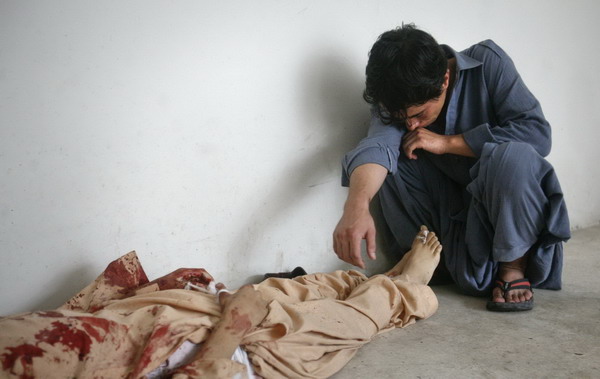Suspected suicide bombing kills 10 in Pakistan