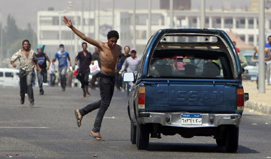 Protesters scuffle as Mubarak trial resumes in Egypt