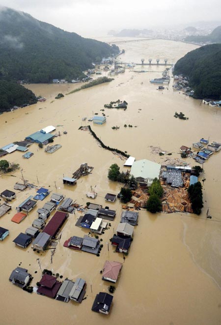 Typhoon kills 20 in Japan