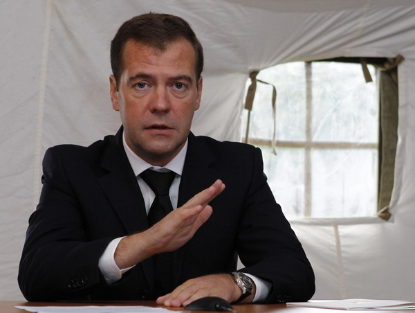 Medvedev demands improvement of air safety