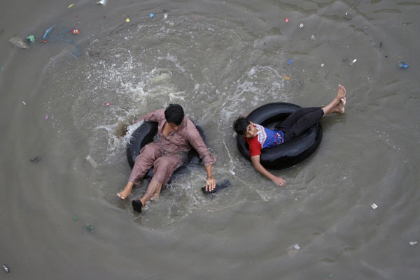 Floods rattle Pakistan, 300,000 homeless