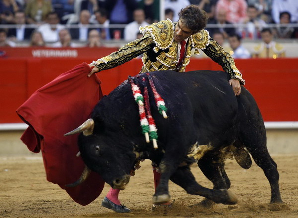 Fans mourn, opponents celebrate last bullfight