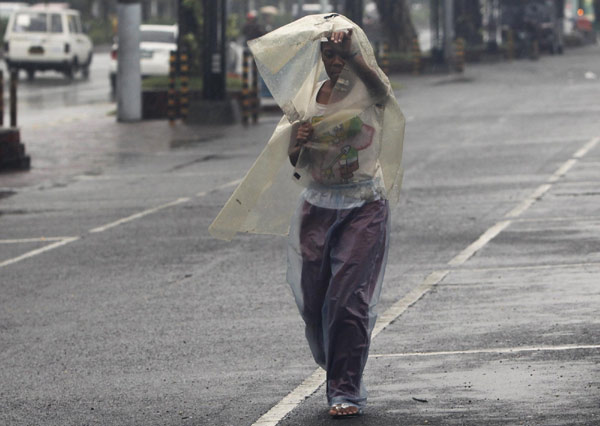 100,000 flee as typhoon hits Philippines