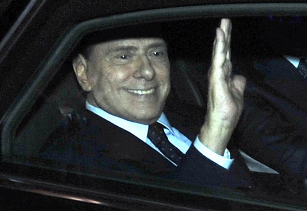 Berlusconi resigns, crowds in Rome celebrate