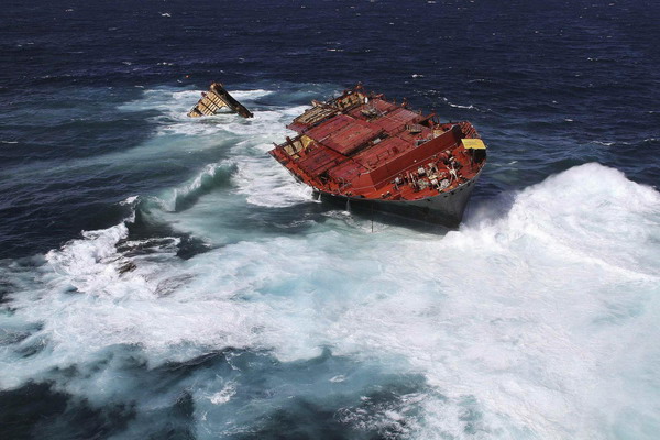 Aft section of grounded ship sinks off New Zealand