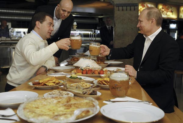 Medvedev, Putin join May Day march in Moscow