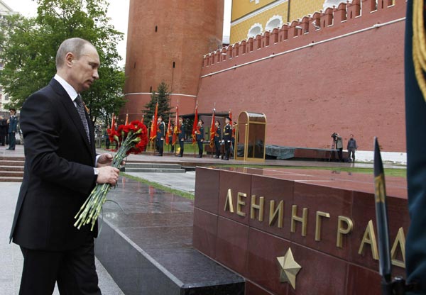 Putin lays wreath at Tomb of Unknown Soldier