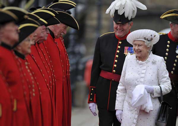 UK queen joins giant jubilee flotilla in London