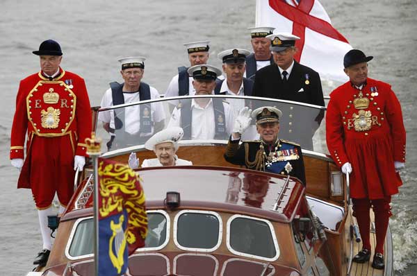 UK queen joins giant jubilee flotilla in London