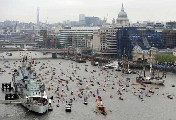 UK queen joins giant jubilee flotilla in London