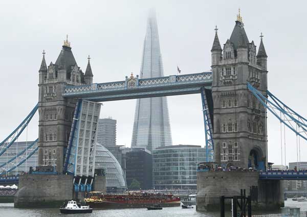 UK queen joins giant jubilee flotilla in London
