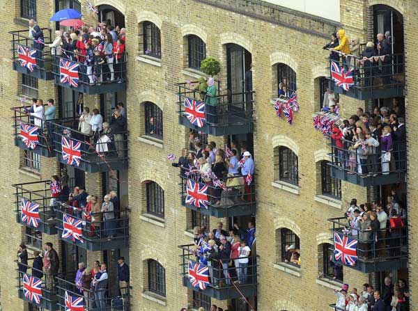 UK queen joins giant jubilee flotilla in London