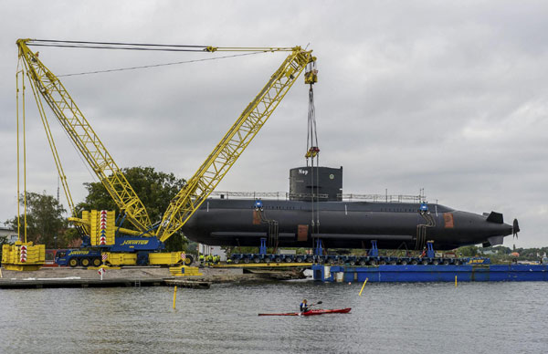 Swedish submarine towed to museum