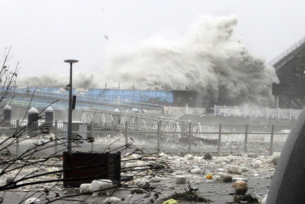 Typhoon Sanba lashes S. Korea