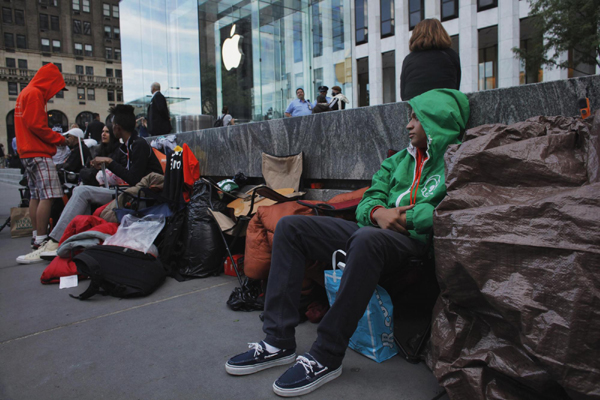 Customers queue up for iPhone 5 in New York