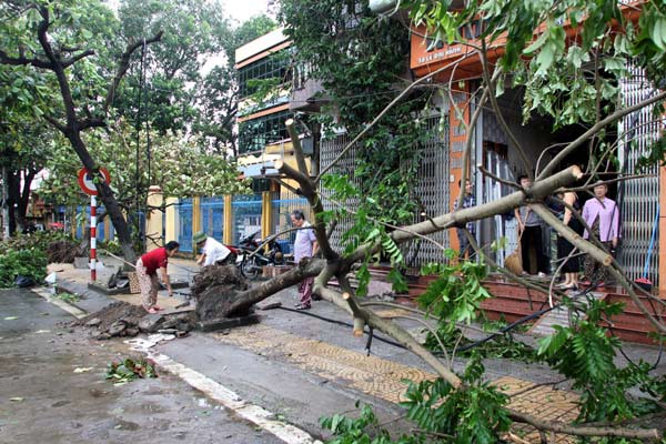 Typhoon Son-Tinh kills at least 4 in Vietnam