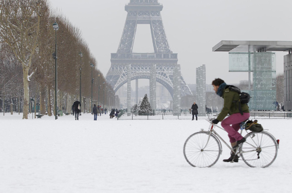 Snow disrupts traffic in France