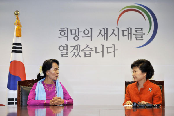 Myanmar's pro-democracy leader Aung San Suu Kyi (L) speaks to South Korea's President-elect Park Geun-hye during their meeting in Seoul January 29, 2013.[ S. Korean leaders meet with Aung San Suu Kyi