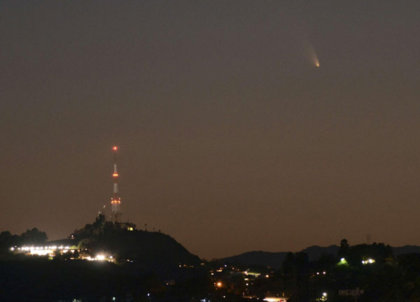 Comet PANSTARRS passes the Earth