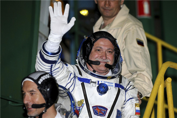 Intl crew blasts off for space station