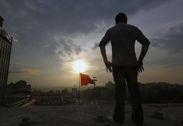 An anti-government protester looks at Istanbul's Taksim square June 5, 2013. Turkey releases 33 protest supporters by Tweeting