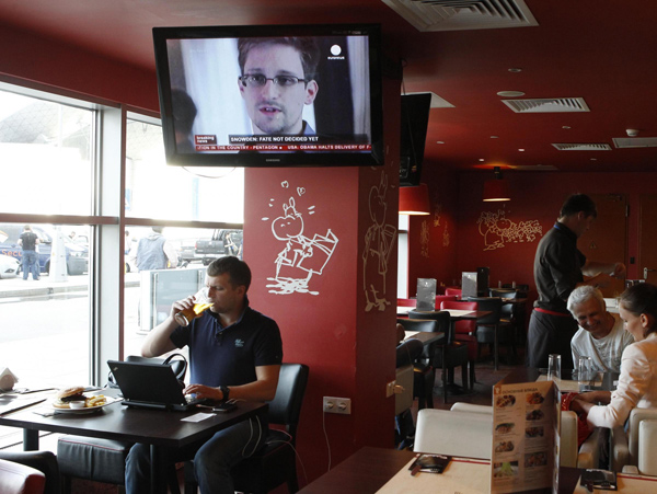 Snowden's hopes of leaving airport dashed