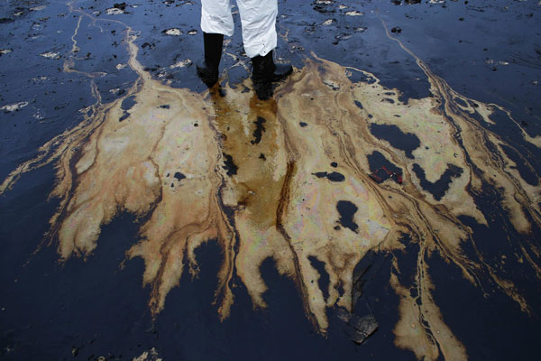 Thai oil spill reaches tourist resort