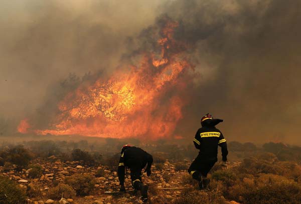 Forest fire rages in Athens