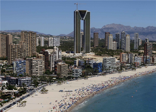 Spanish skyscraper going up without elevator